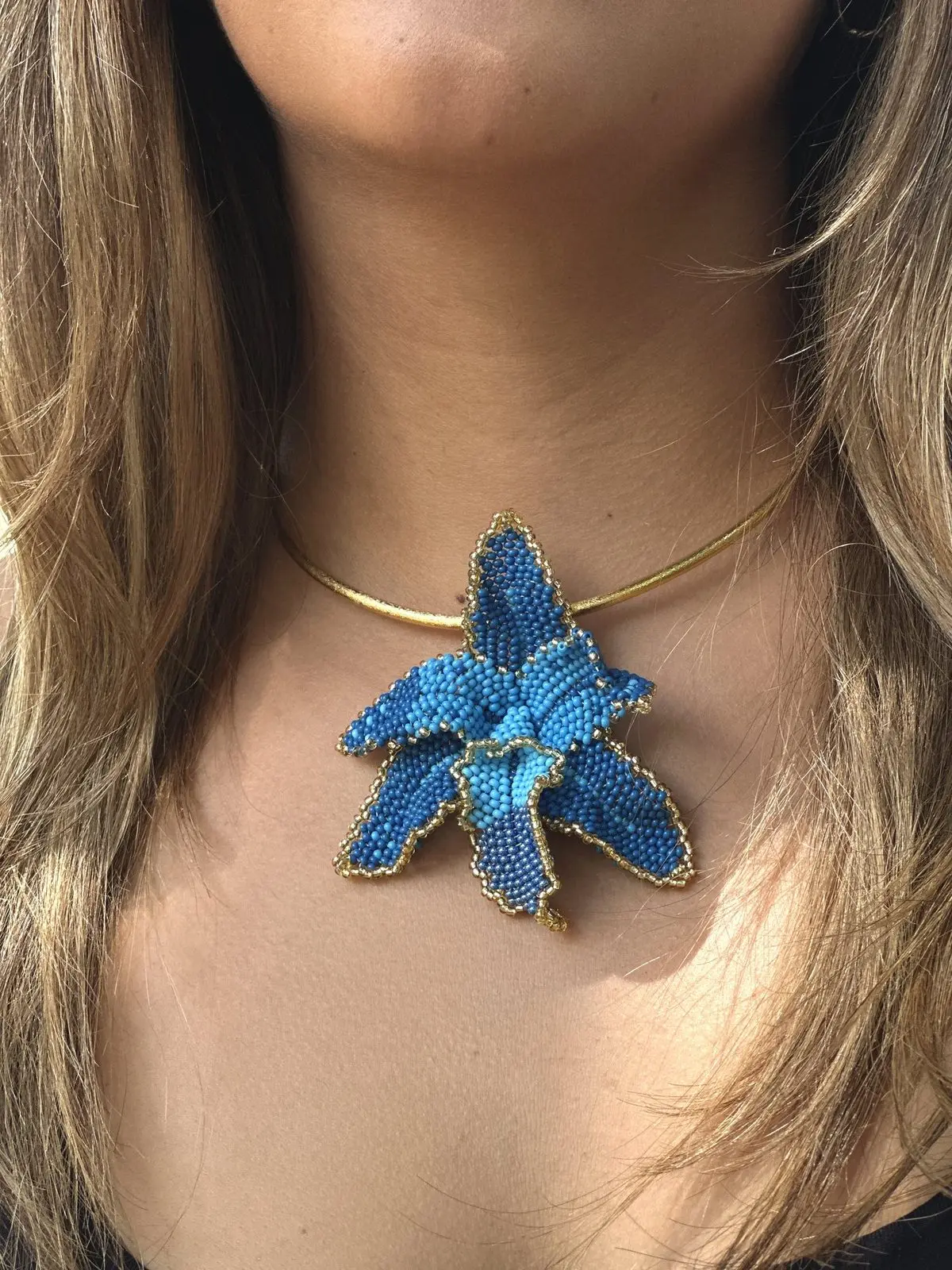 Collar de orquídea azul en mostacilla con aro dorado