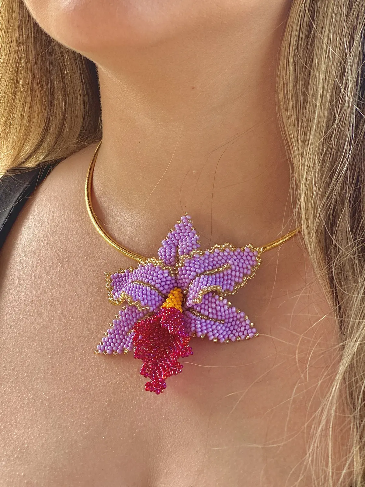 Collar orquídea aro grande morada